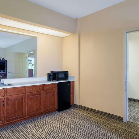 Отель Baymont By Wyndham Lafayette Airport Экстерьер фото