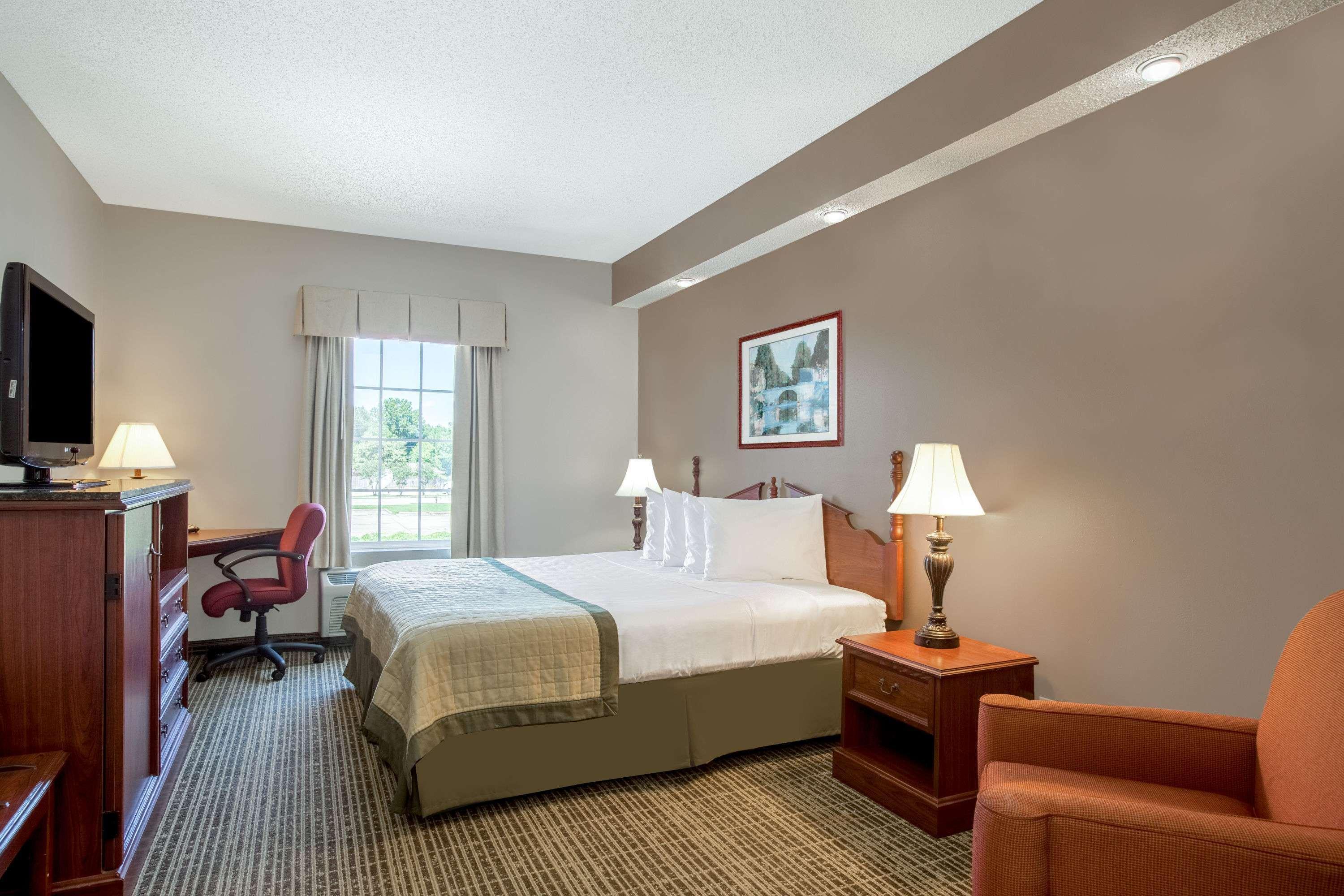 Отель Baymont By Wyndham Lafayette Airport Экстерьер фото